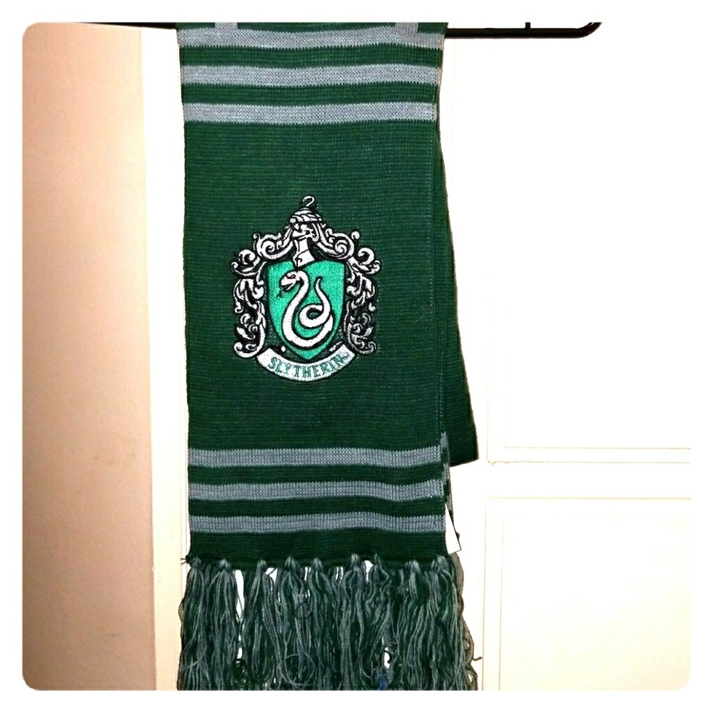 (NWT) Harry Potter Slytherin Scarf